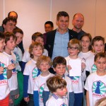 Magnus Carlsen tussen de leden van JSC Magnus. 
