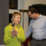 Lucas ontvangt de beker voor zijn 3e plek (foto: Henk van Lingen)