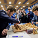 Magnus Carlsen (links) tegen Sergey Karjakin tijdens het Tata-toernooi.