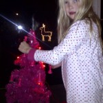 Maren schaakt niet onder maar in de kerstboom. 